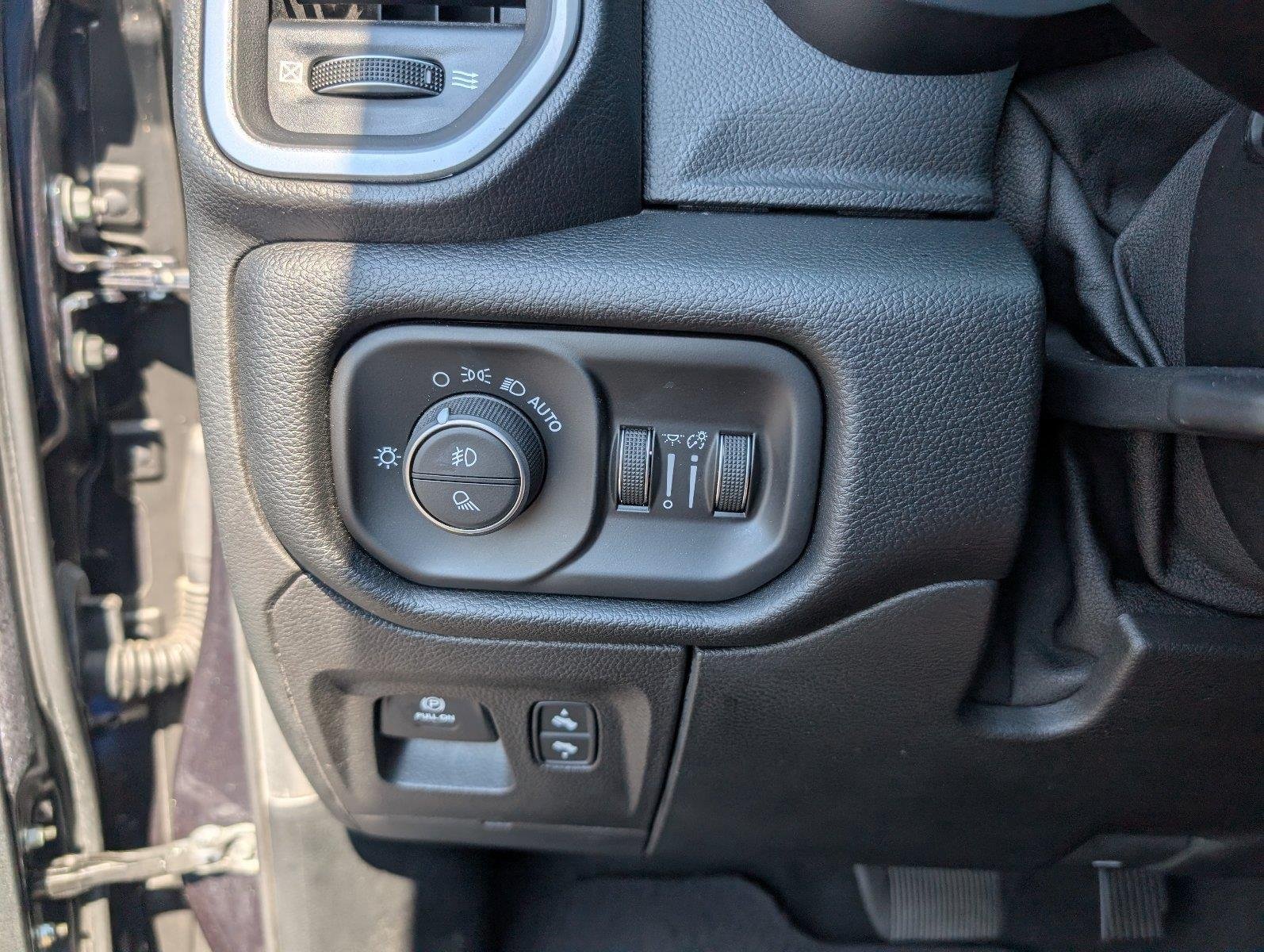 Used 2020 Diamond Black Crystal Pearlcoat Ram Laramie image 30