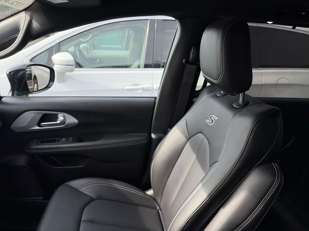 Used 2024 Black Chrysler Touring L image 23