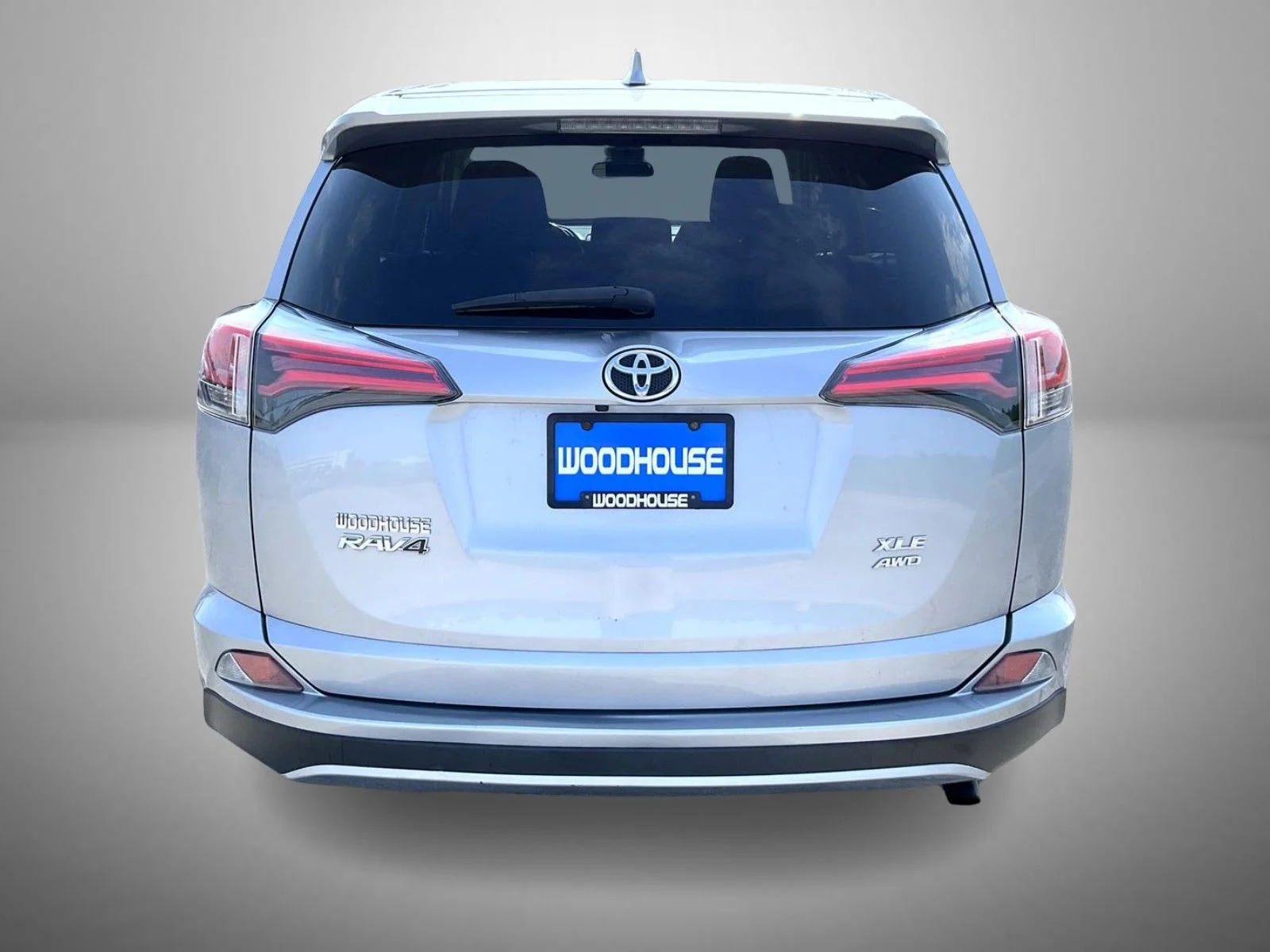 Used 2018 Silver Toyota XLE image 6