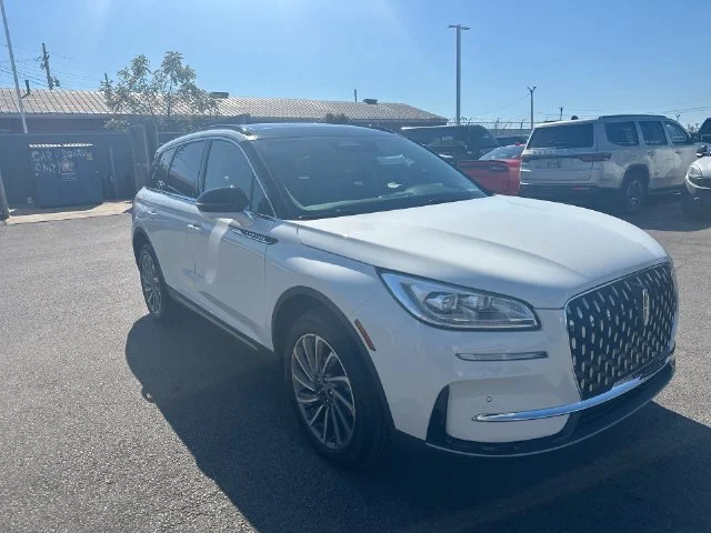 Used 2025 White Lincoln Reserve image 12