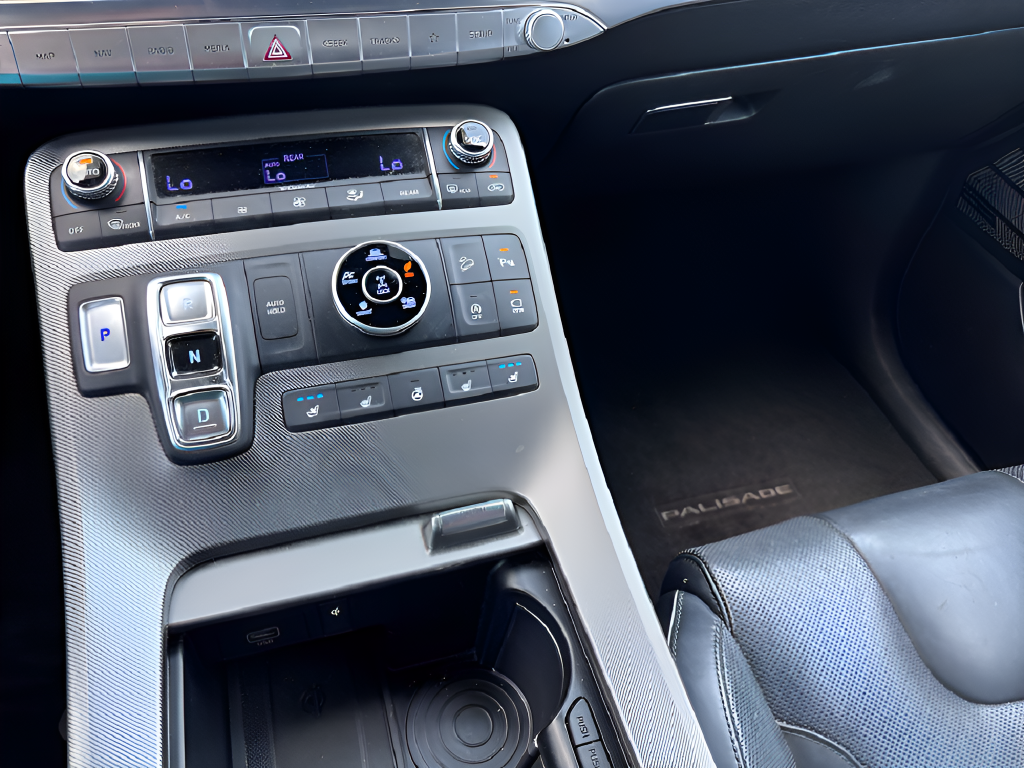 Used 2023 White GMC Denali image 37