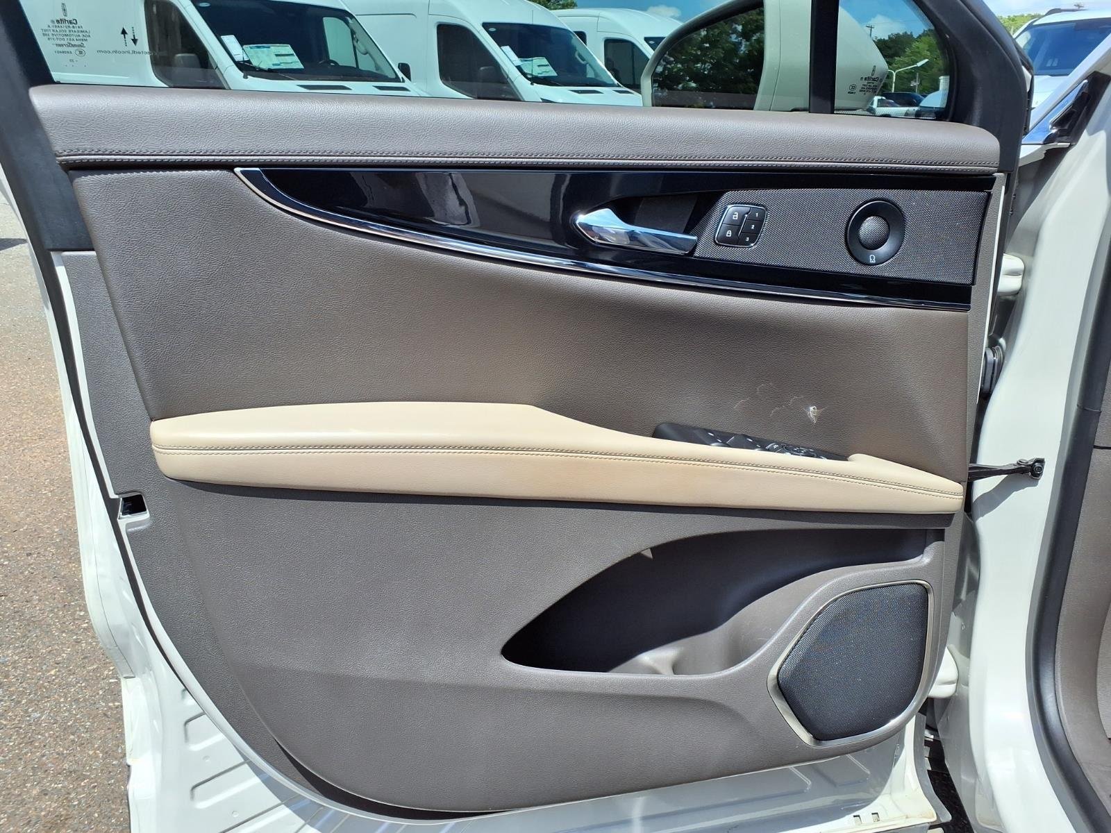 Used 2023 Ceramic Pearl Metallic Tinted Clearcoat Lincoln Reserve image 28