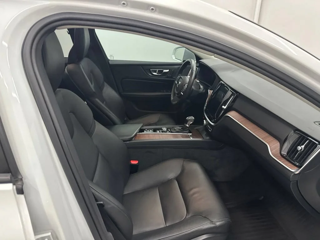 Used 2019 White Volvo T5 Momentum image 26