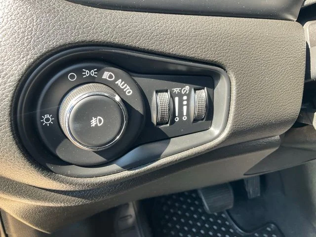 Used 2016 Black Jeep Latitude image 7