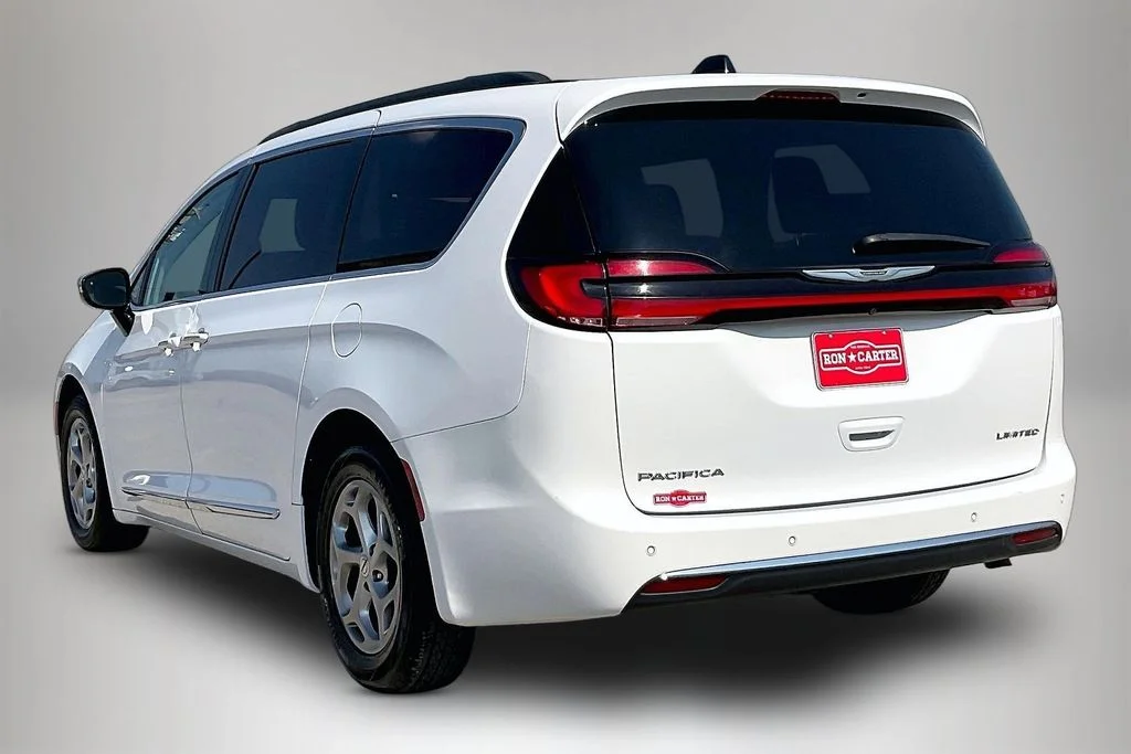 Used 2023 White Chrysler Limited image 4