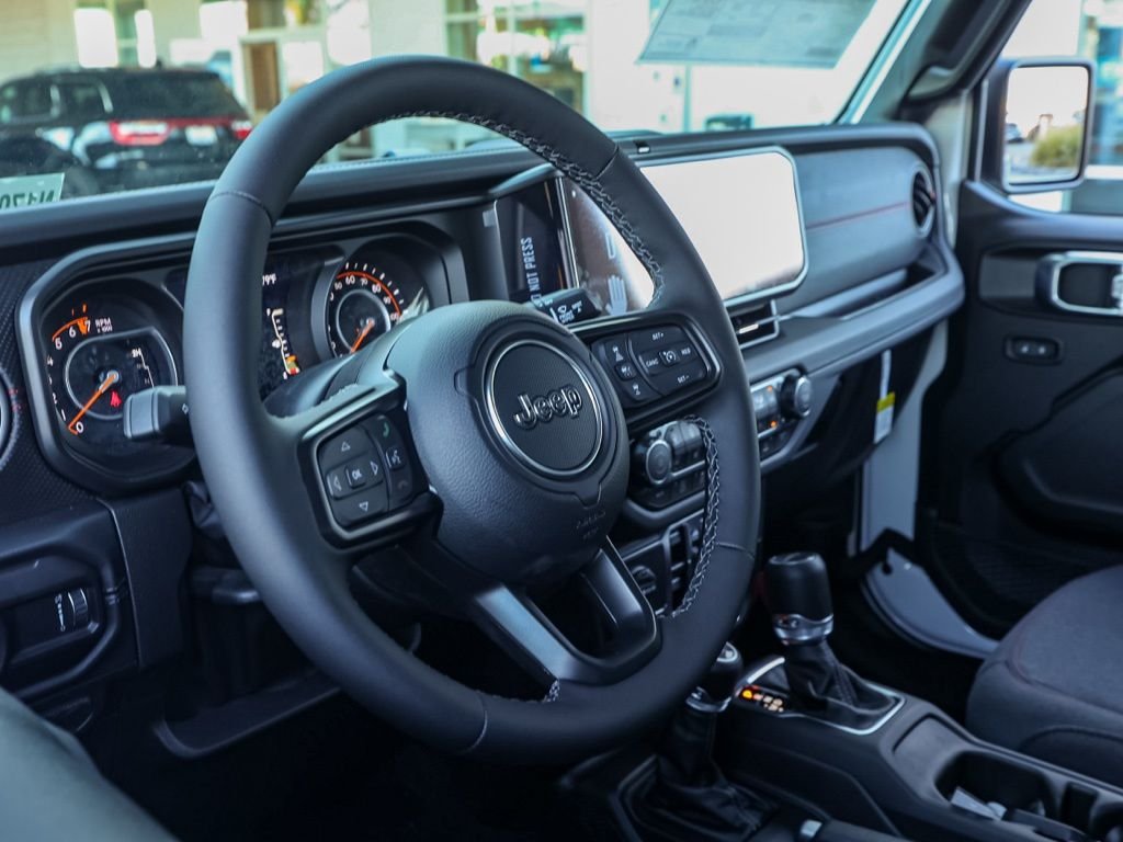 New 2026 Bright White Clear-Coat Exterior Paint Jeep Rubicon image 13