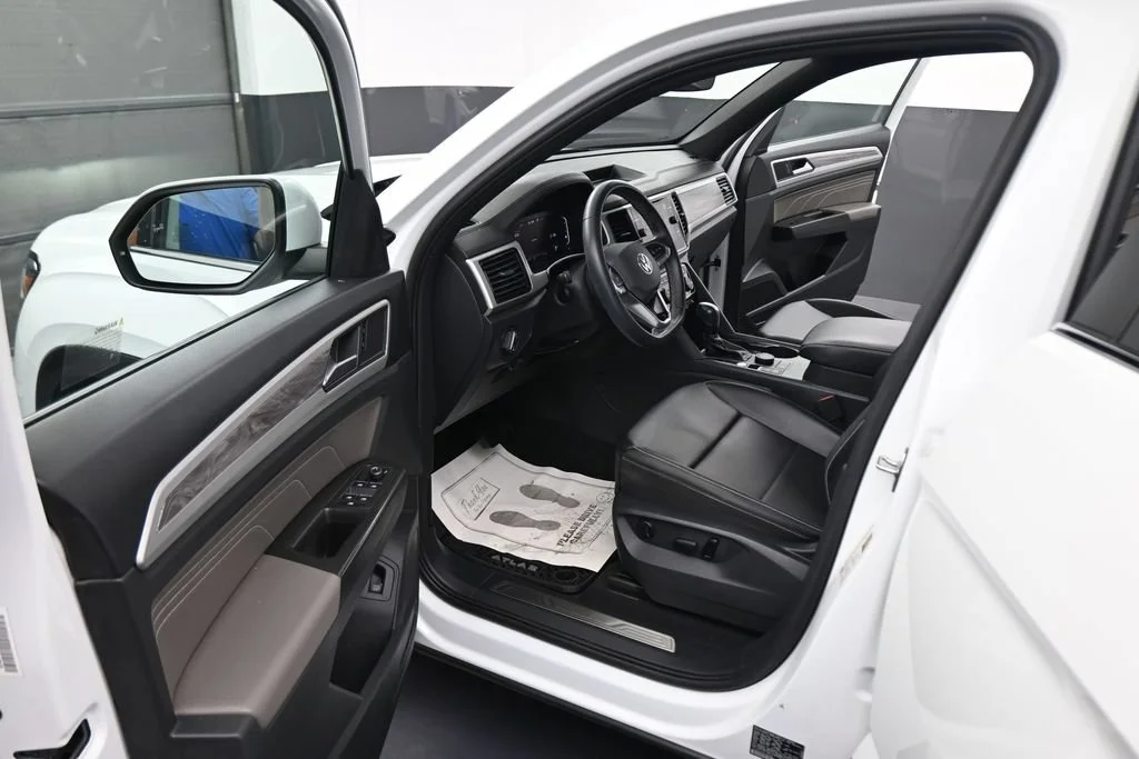 Used 2023 White Volkswagen 3.6L V6 SE w/Technology image 41