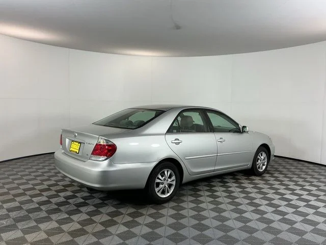 Used 2005 Silver Toyota LE image 5