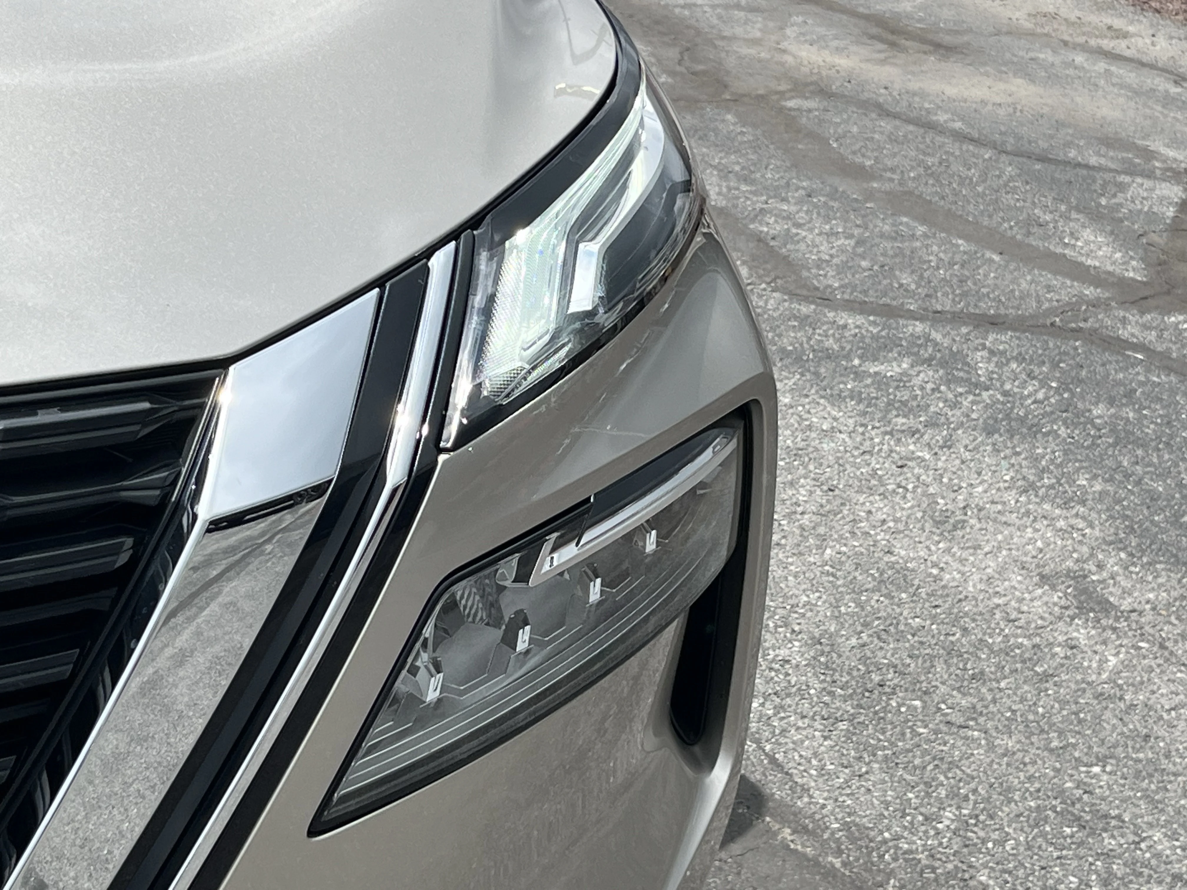 Used 2023 Champagne Silver Metallic Nissan Platinum image 13