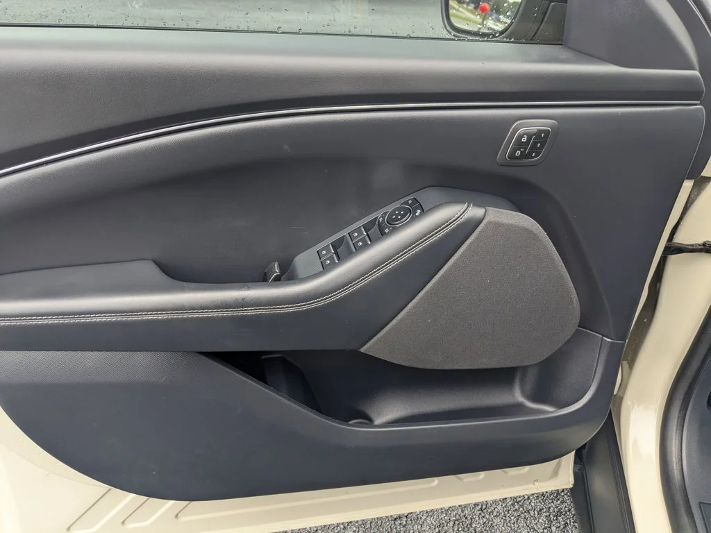 Used 2025  Ford Select image 11