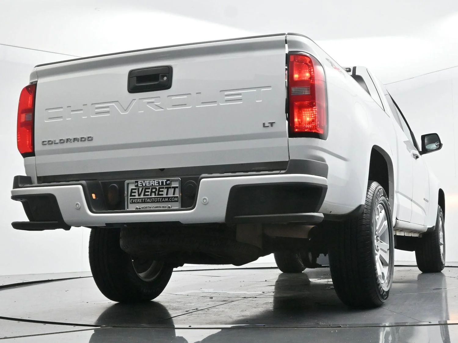 Used 2022 Summit White Chevrolet 4WD LT image 47