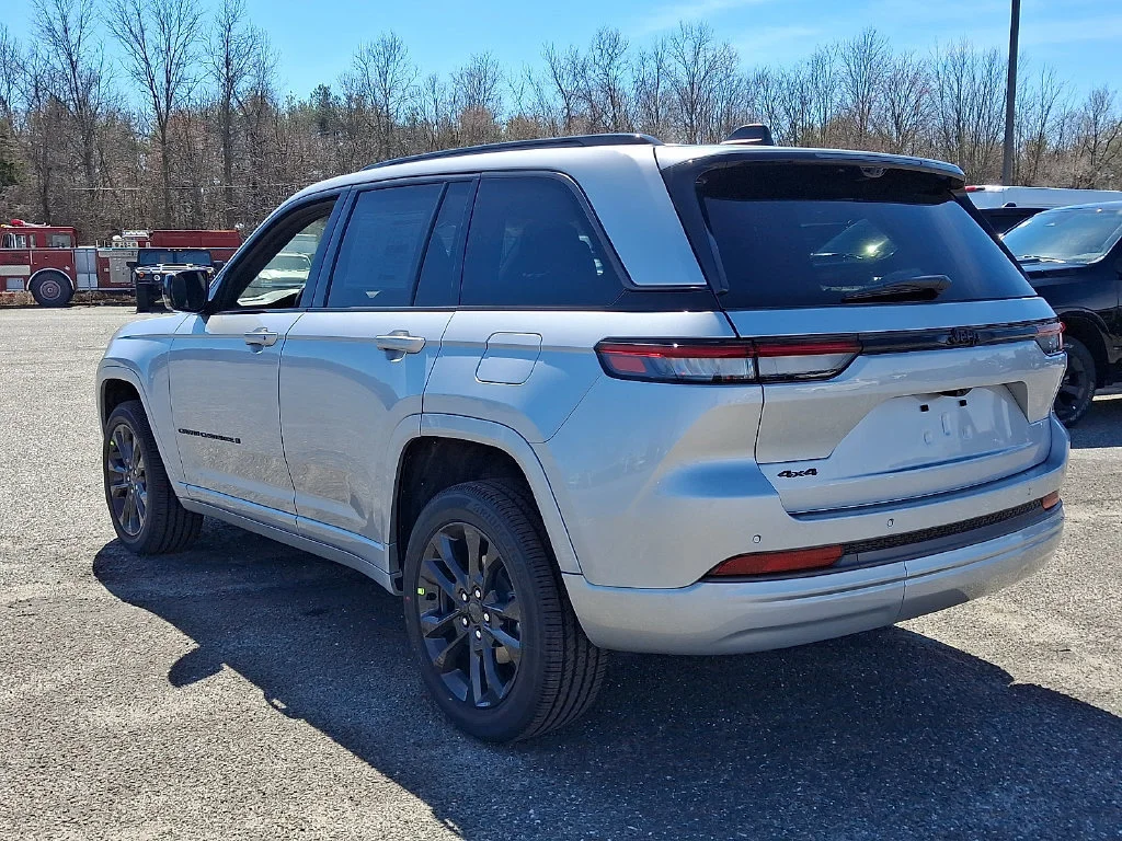New 2026 Silver Zynith Exterior Paint Jeep Limited Reserve image 6