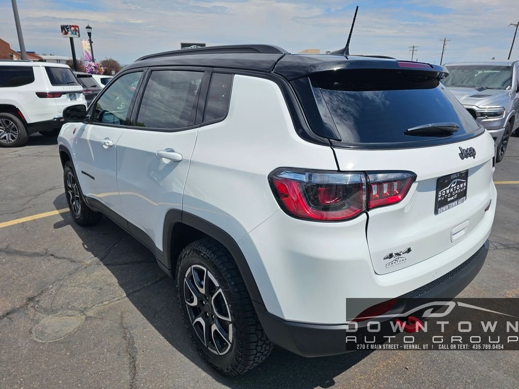 New 2026 Bright White Clear-Coat Exterior Paint Jeep Trailhawk image 5