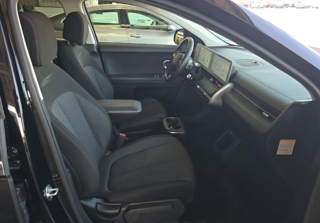 Used 2023 Black Hyundai SE image 8