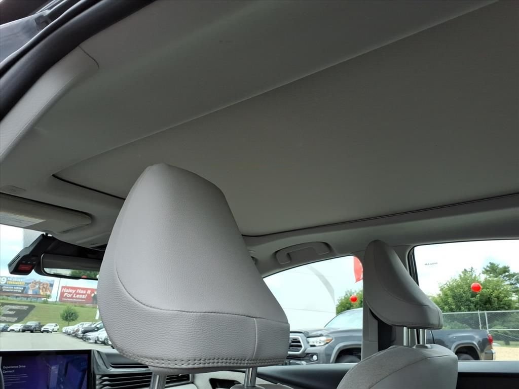 Used 2025  Toyota XLE image 12