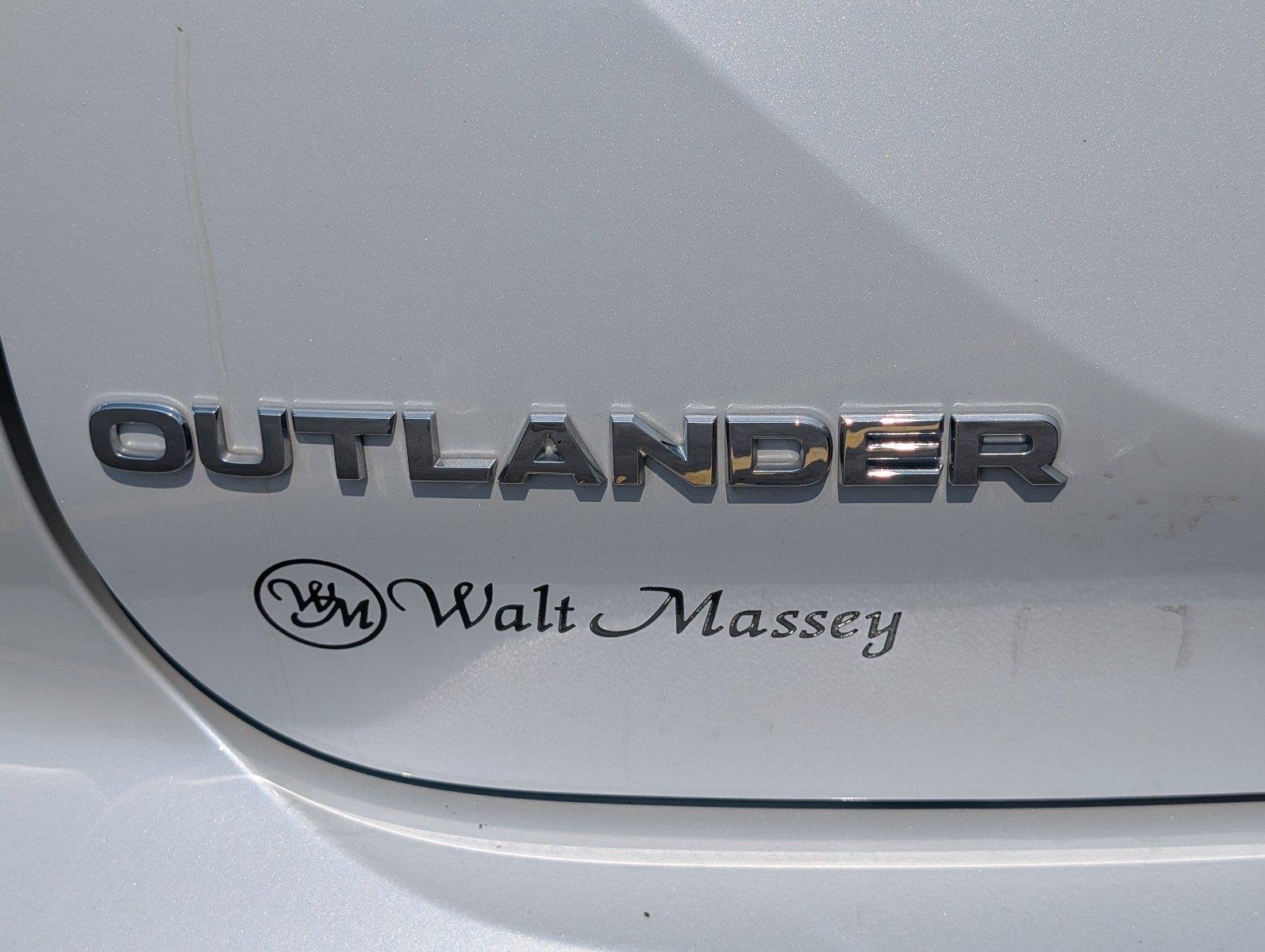 Used 2025 White Diamond Mitsubishi SE image 6