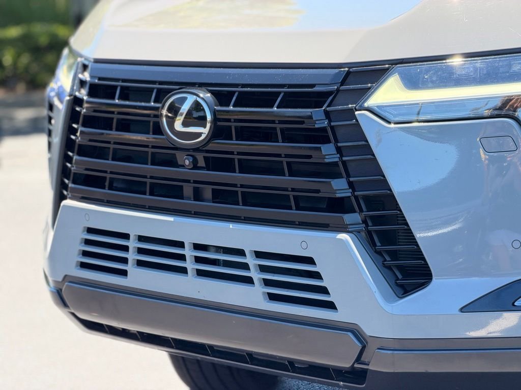 Used 2024  Lexus 550 Premium+ image 12