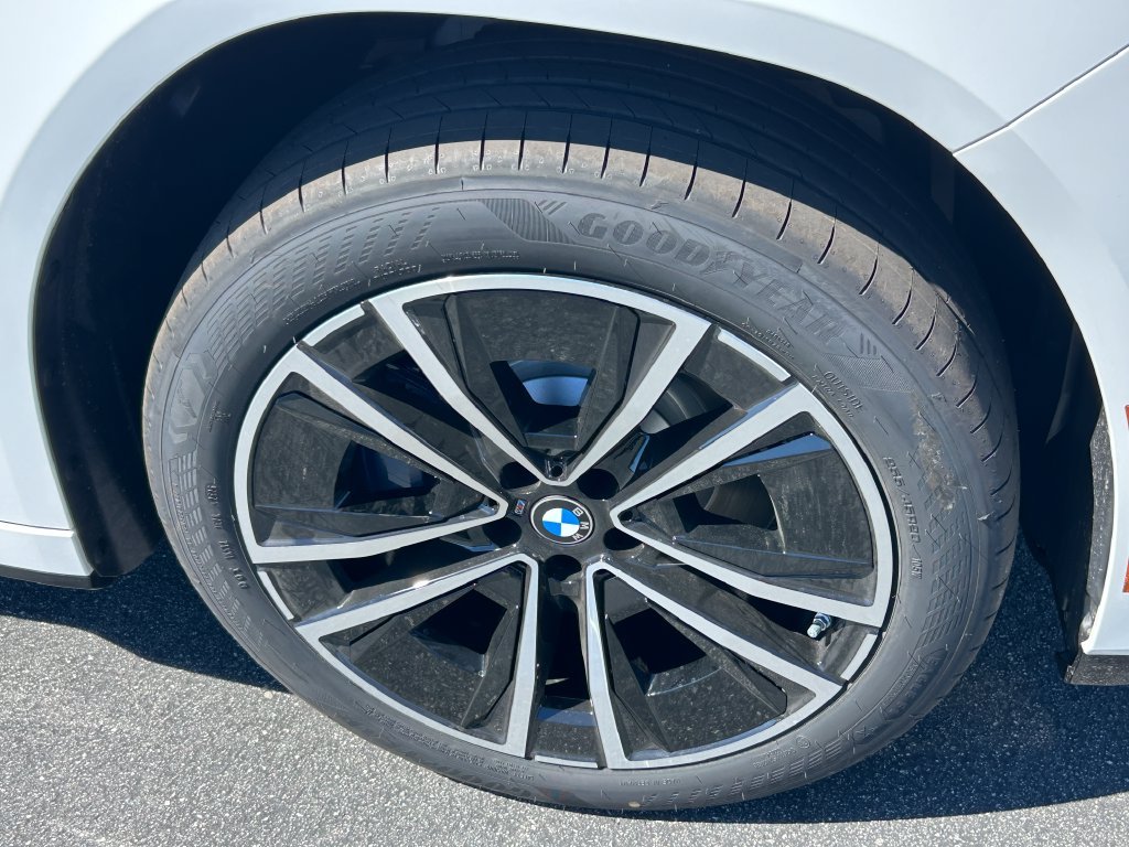 New 2027 Alpine White BMW  image 3