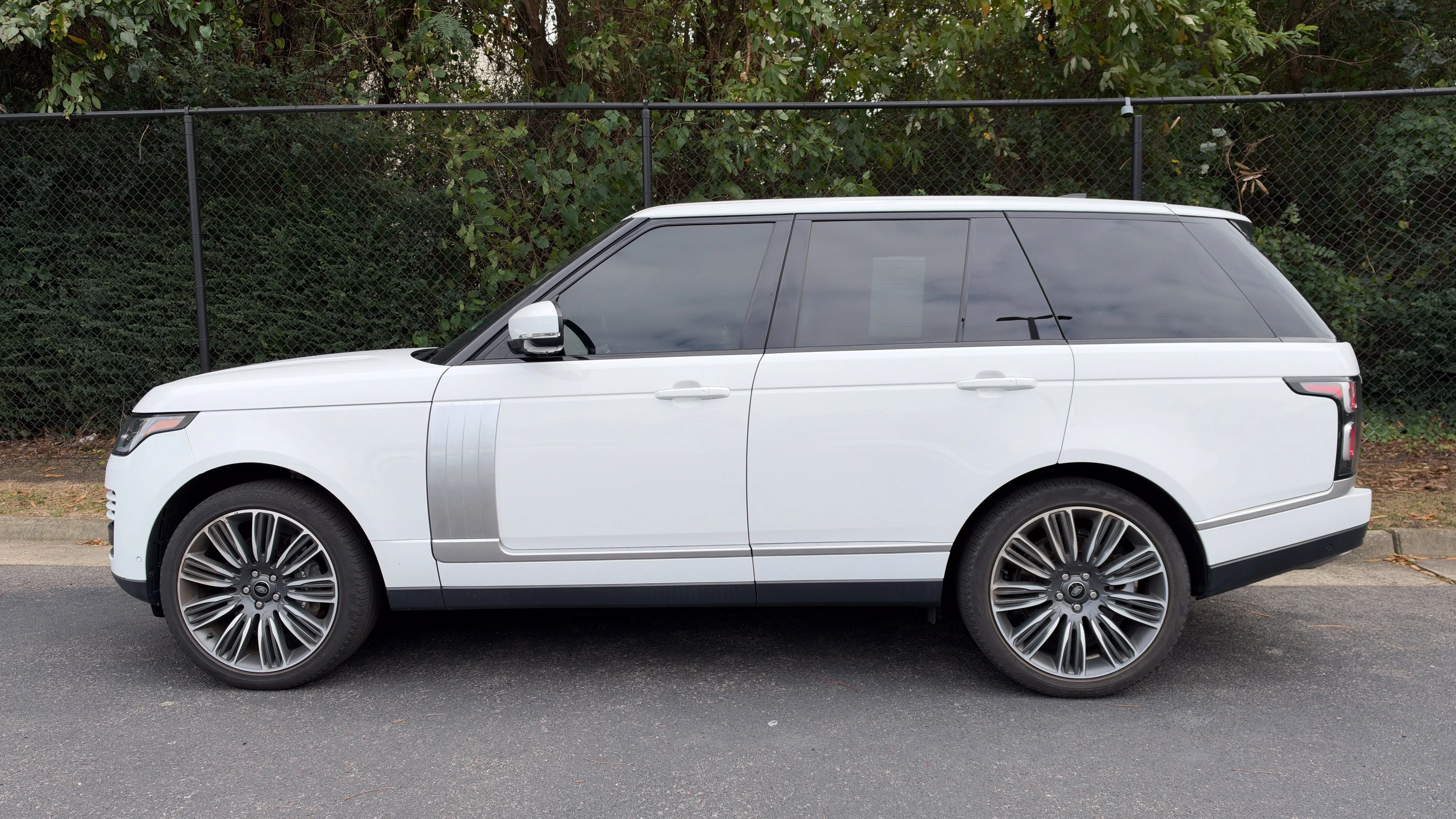 Used 2022 White Land Rover Westminster image 8