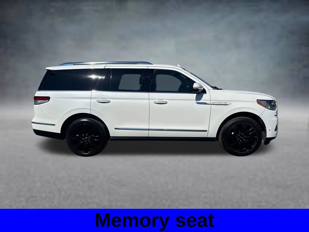 Used 2023 White Metallic Lincoln Reserve image 5