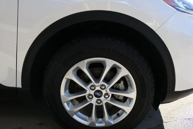 Used 2022 White Metallic Ford SE image 48