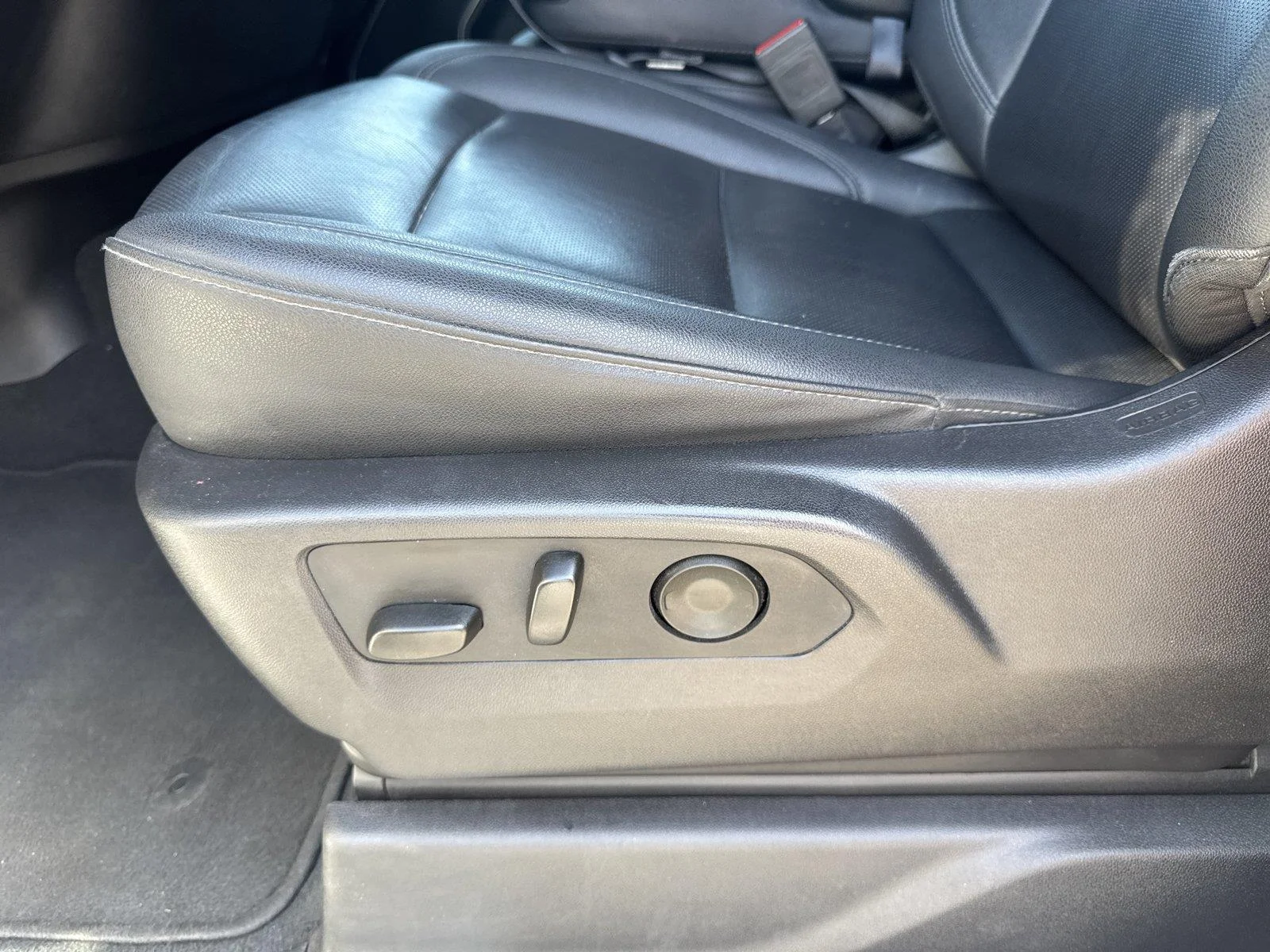 Used 2025 SUMMIT WHITE GMC SLT image 10