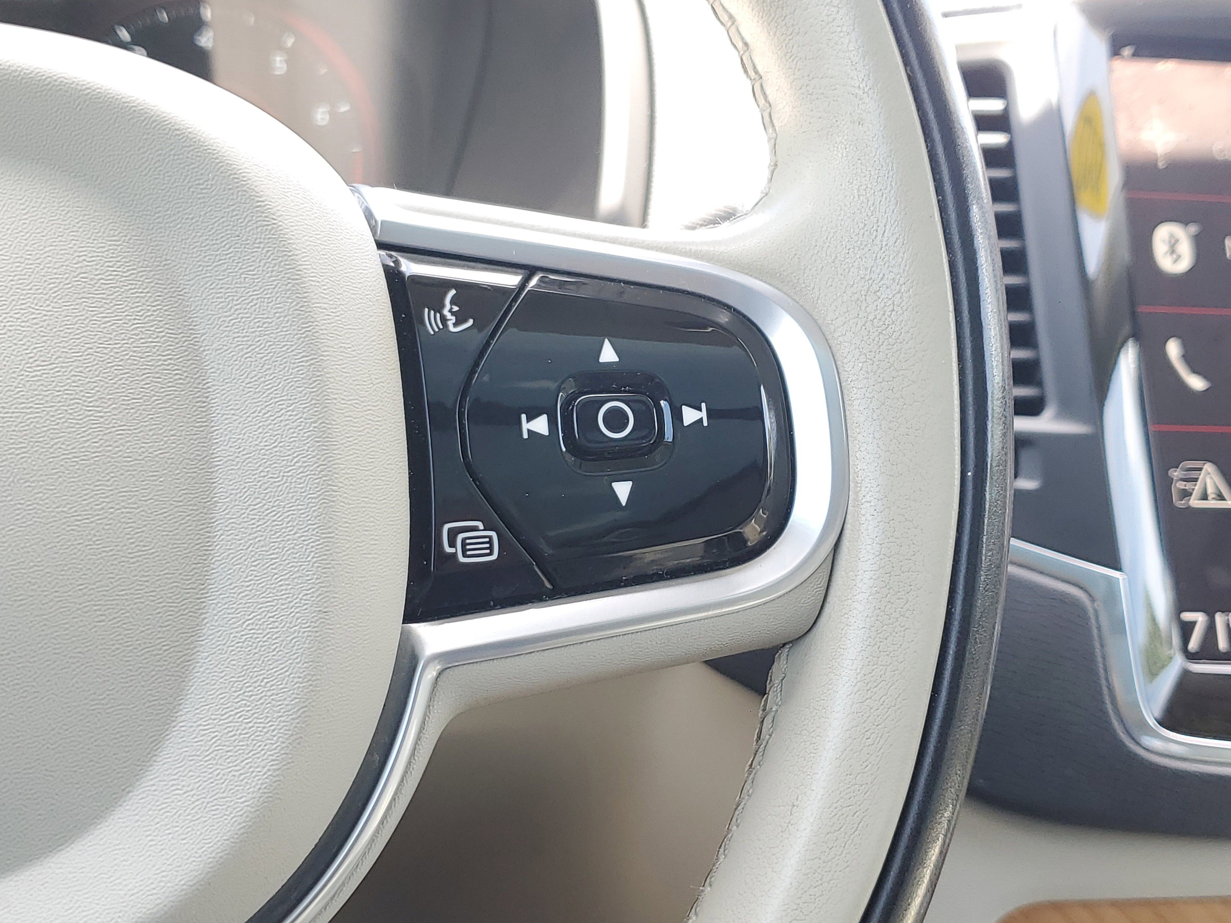 Used 2022 Bright Silver Metallic Volvo Momentum image 29