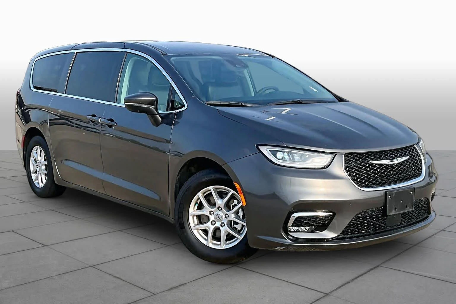Used 2023 Granite Crystal Metallic Clearcoat Chrysler Touring L image 3