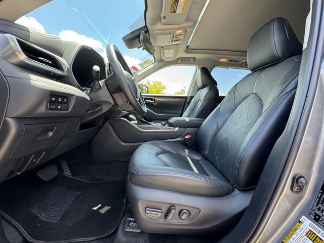 Used 2025  Toyota Platinum image 27