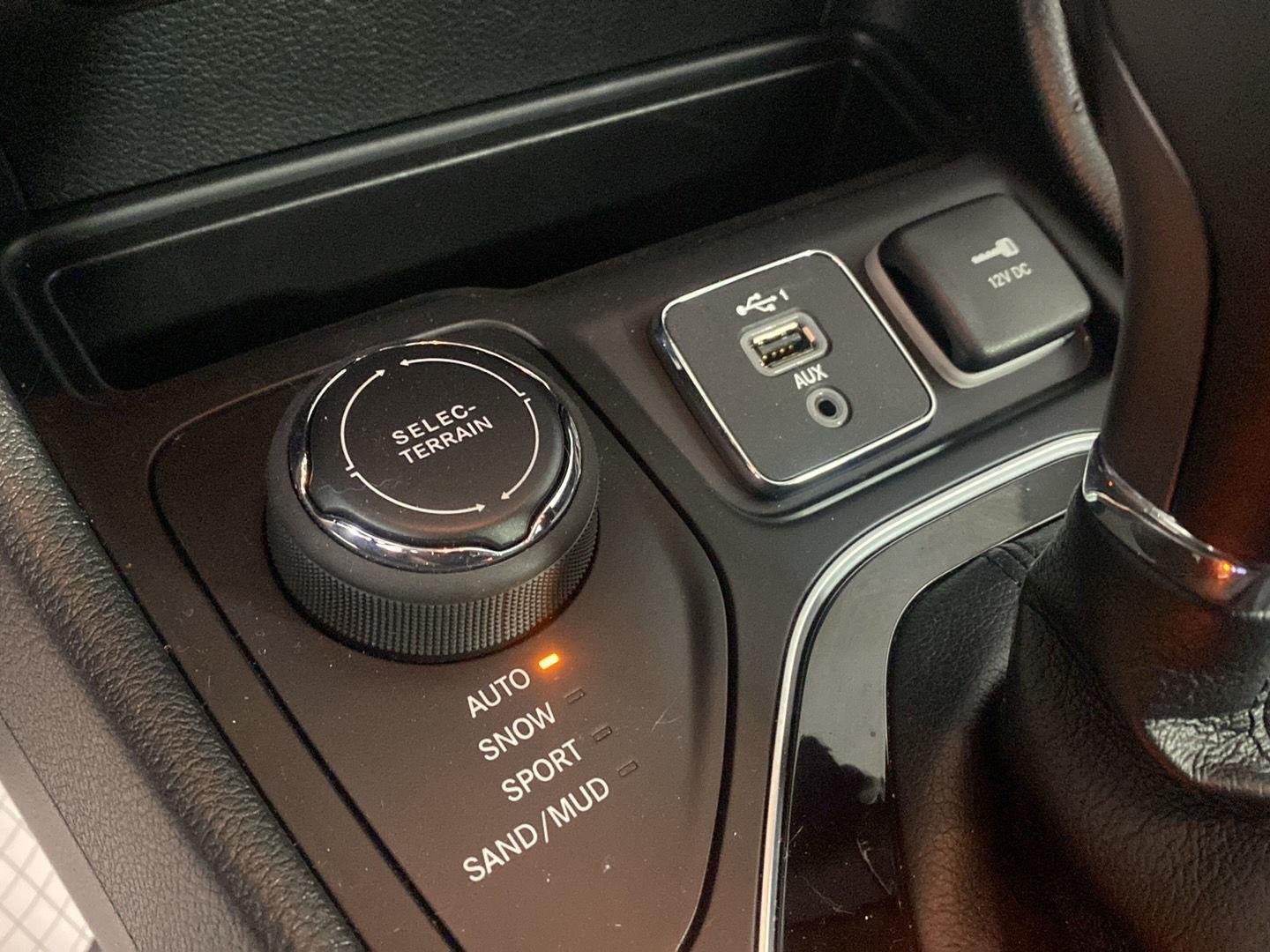 Used 2022 Diamond Black Crystal Pearlcoat Jeep Limited image 14