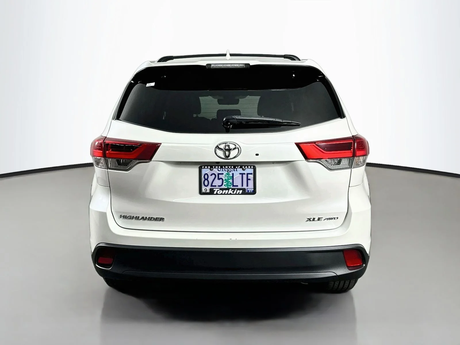 Used 2019 White Toyota XLE image 6