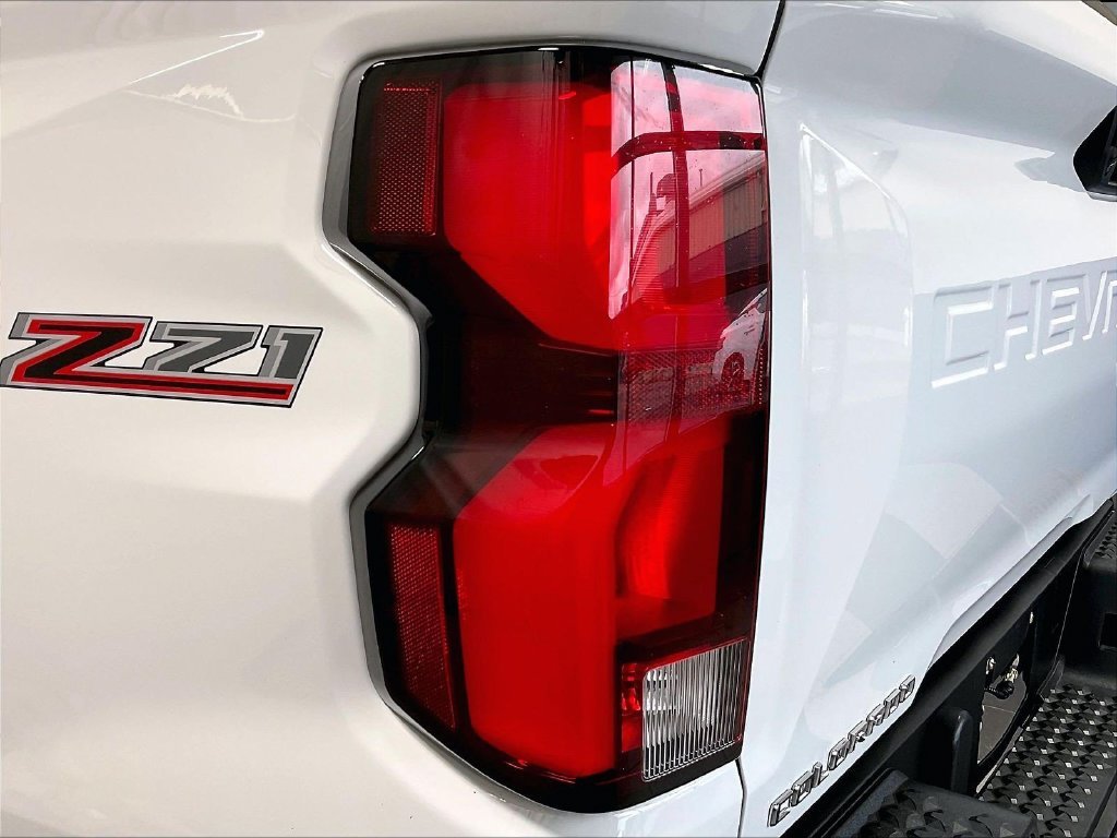 Used 2023 White Chevrolet Z71 image 34