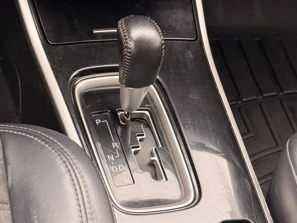 Used 2019  Mitsubishi SE image 25