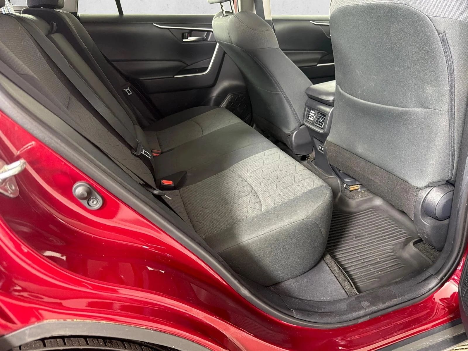Used 2020 White Toyota XLE image 16