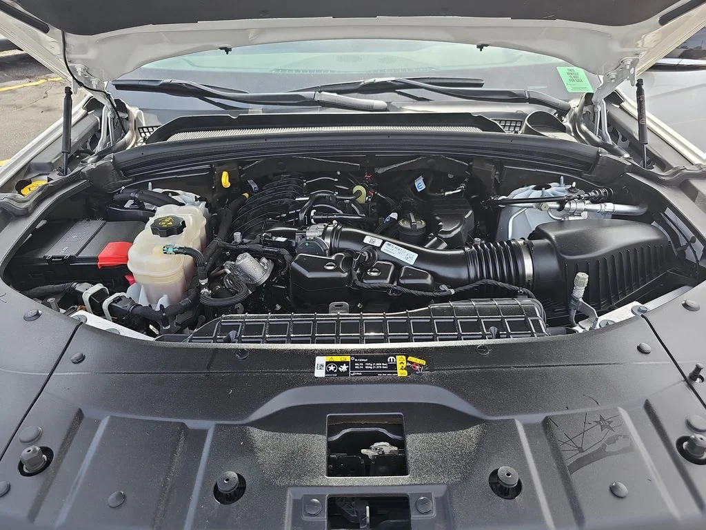 Used 2023 White/off-white Jeep Limited image 31