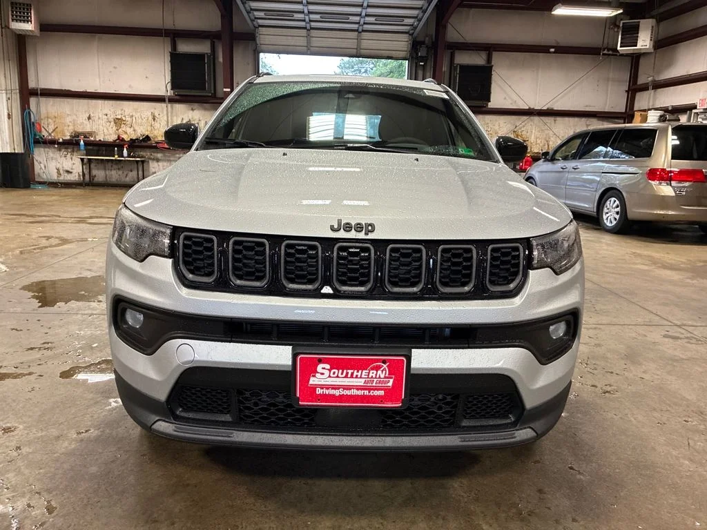 New 2025 Silver Zynith Metallic Clear-Coat Exterior Paint Jeep Latitude image 9
