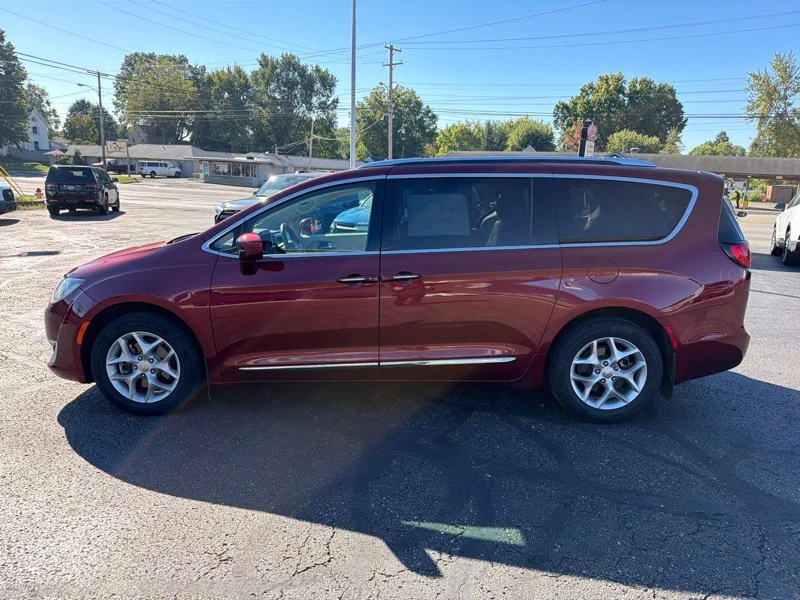 Used 2019 Red Chrysler Touring L image 4