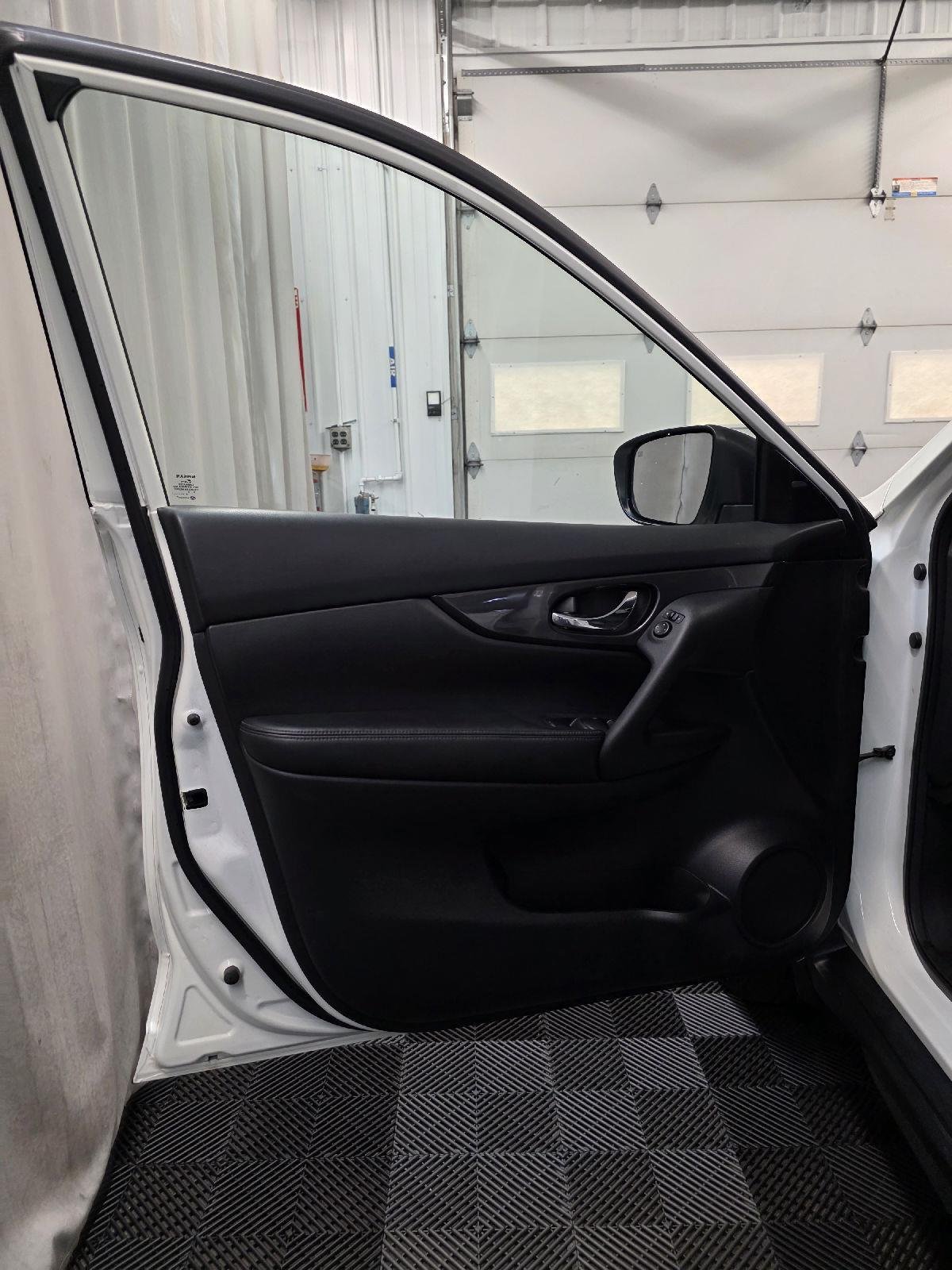 Used 2020 Pearl White Tricoat Nissan SV image 19