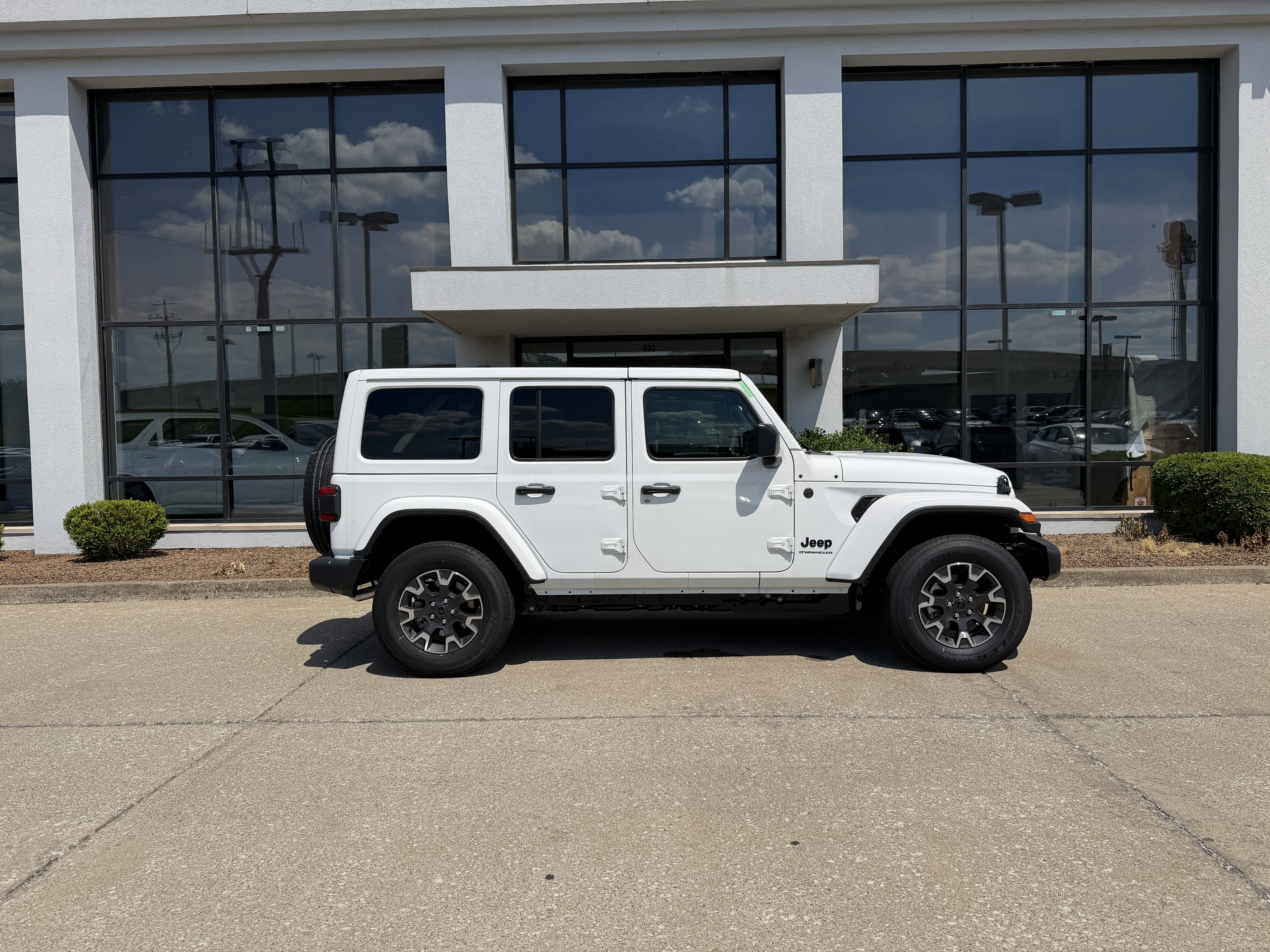 New 2026 Bright White Clear-Coat Exterior Paint Jeep Sahara image 3