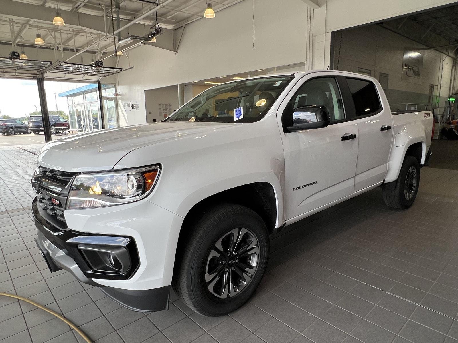 Used 2022 Summit White Chevrolet 4WD Z71 image 4