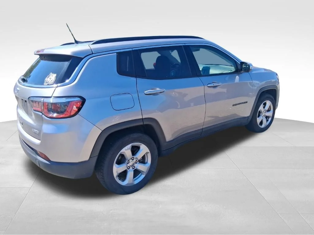 Used 2019 Silver Jeep Latitude image 16