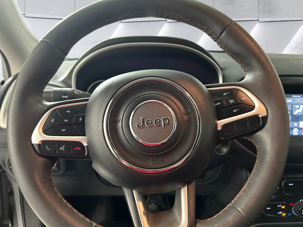 Used 2021 Silver Jeep Latitude image 9