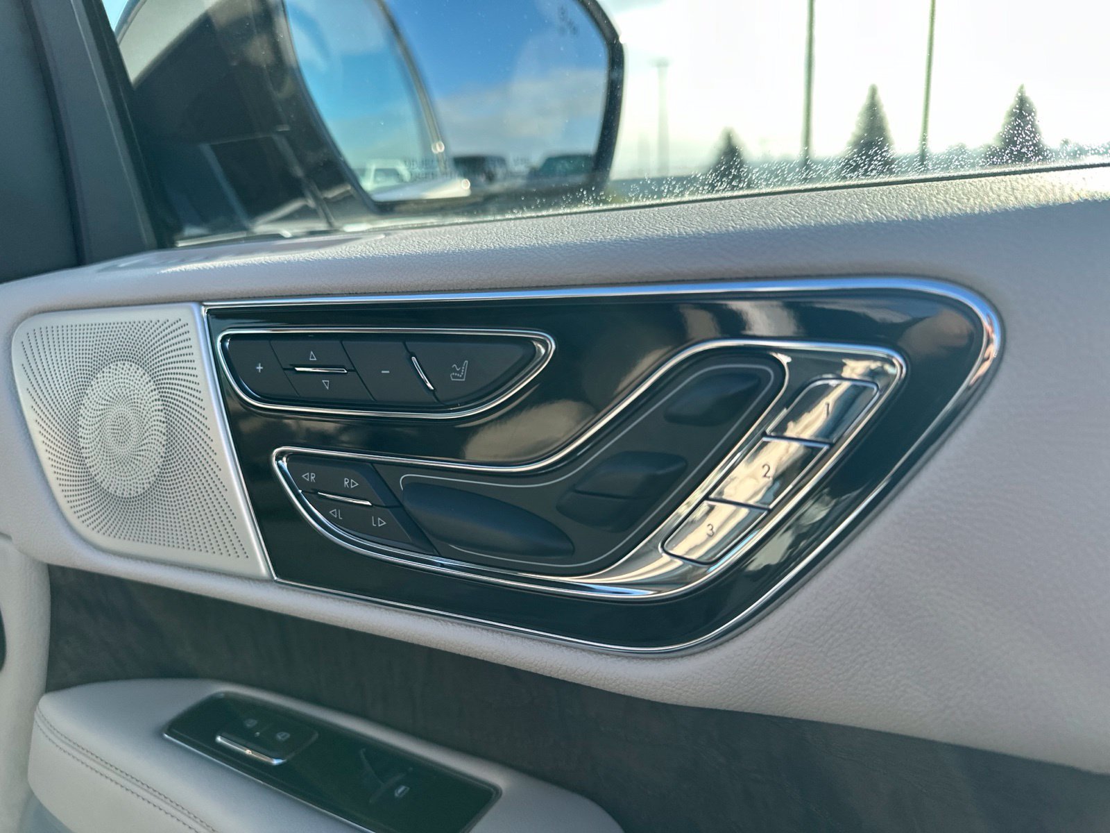 Used 2019 White Lincoln Reserve image 48