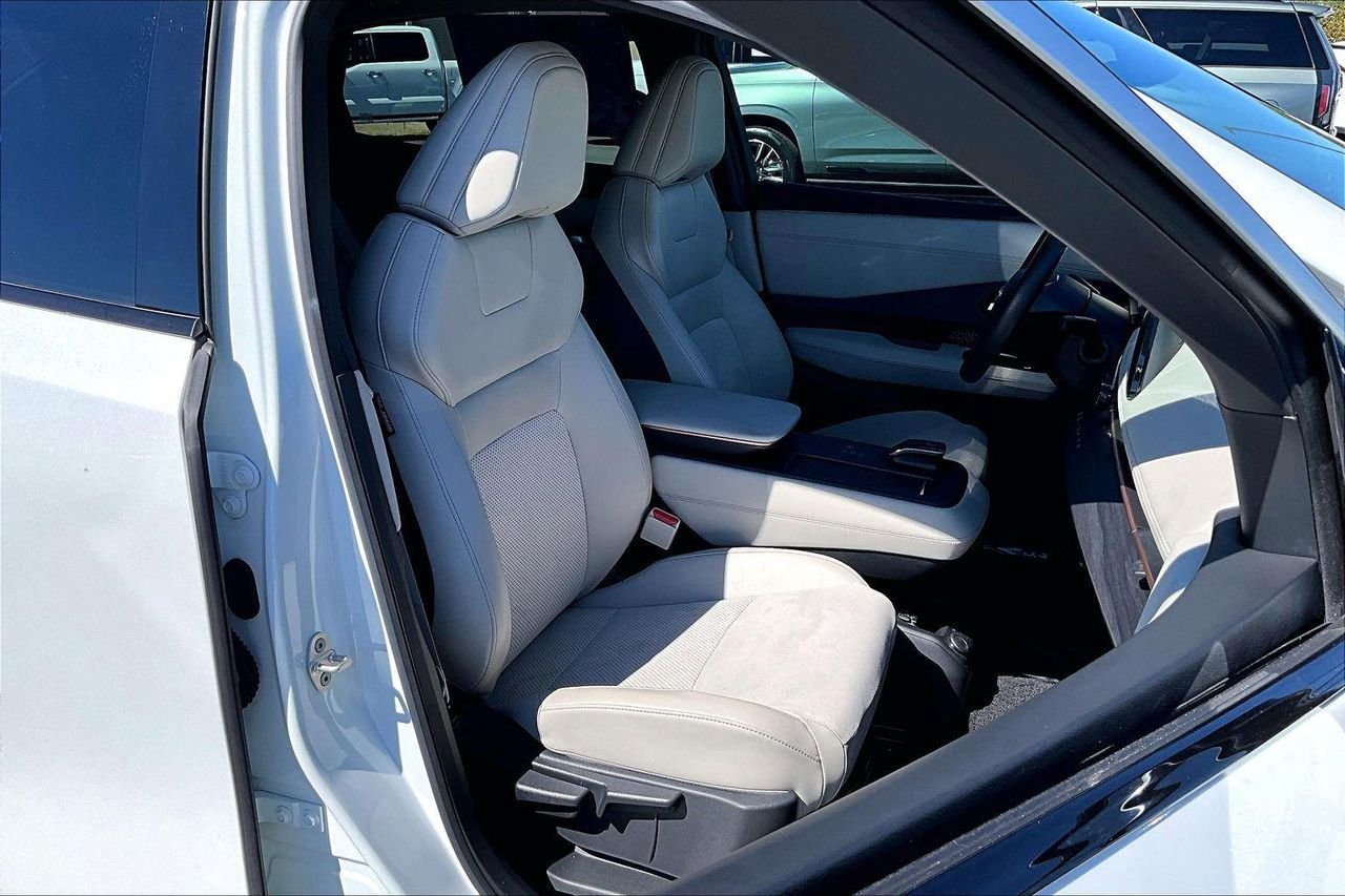 Used 2024 Everest White Pearl Tricoat Nissan ENGAGE image 30