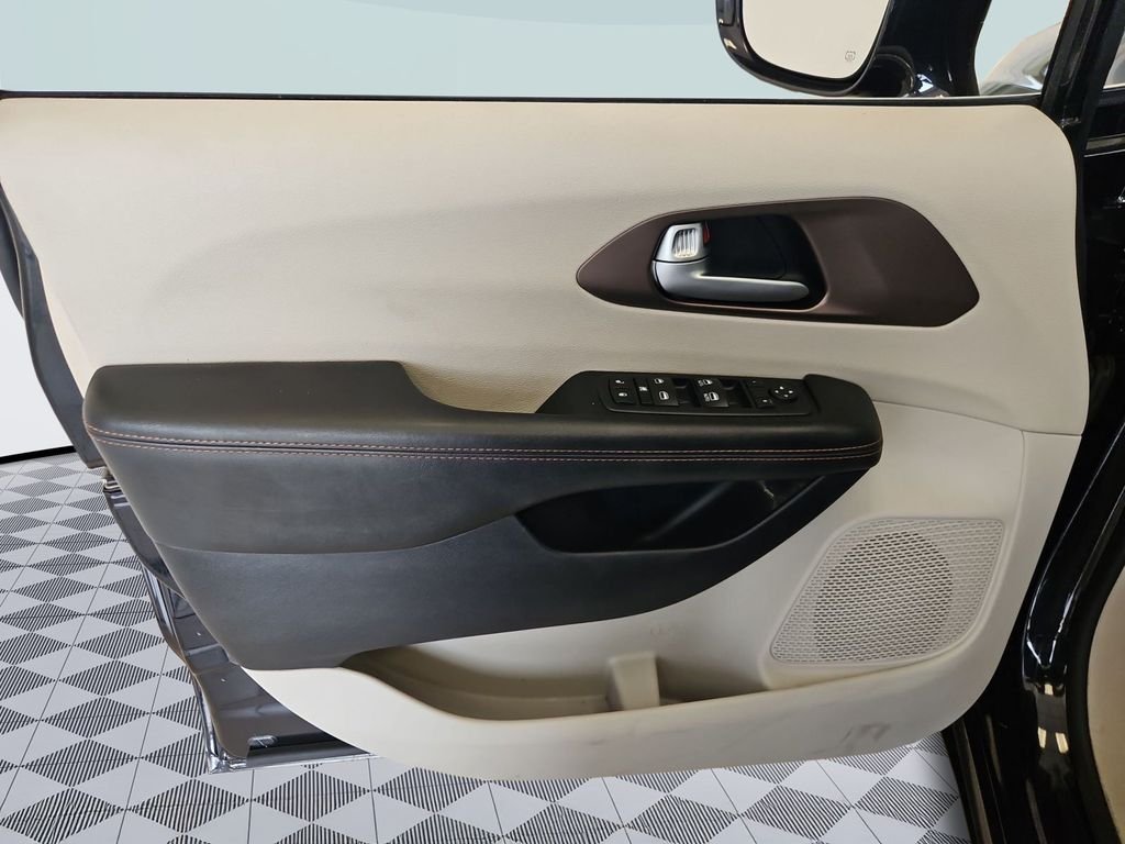 2017 Chrysler Pacifica Touring-L - Photo 10