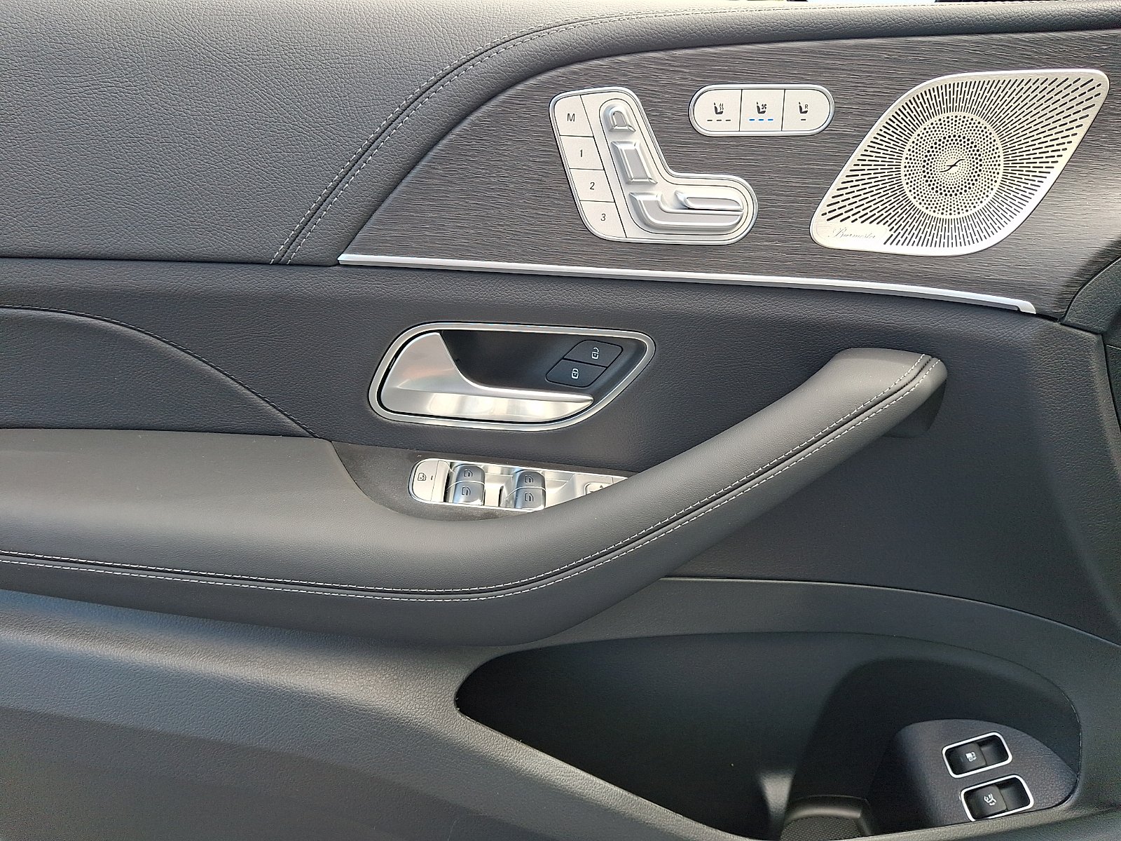 New 2027 MANUFAKTUR Moonlight White Metallic Mercedes-Benz AMG® GLE 53e 4MATIC+ Coupe image 10