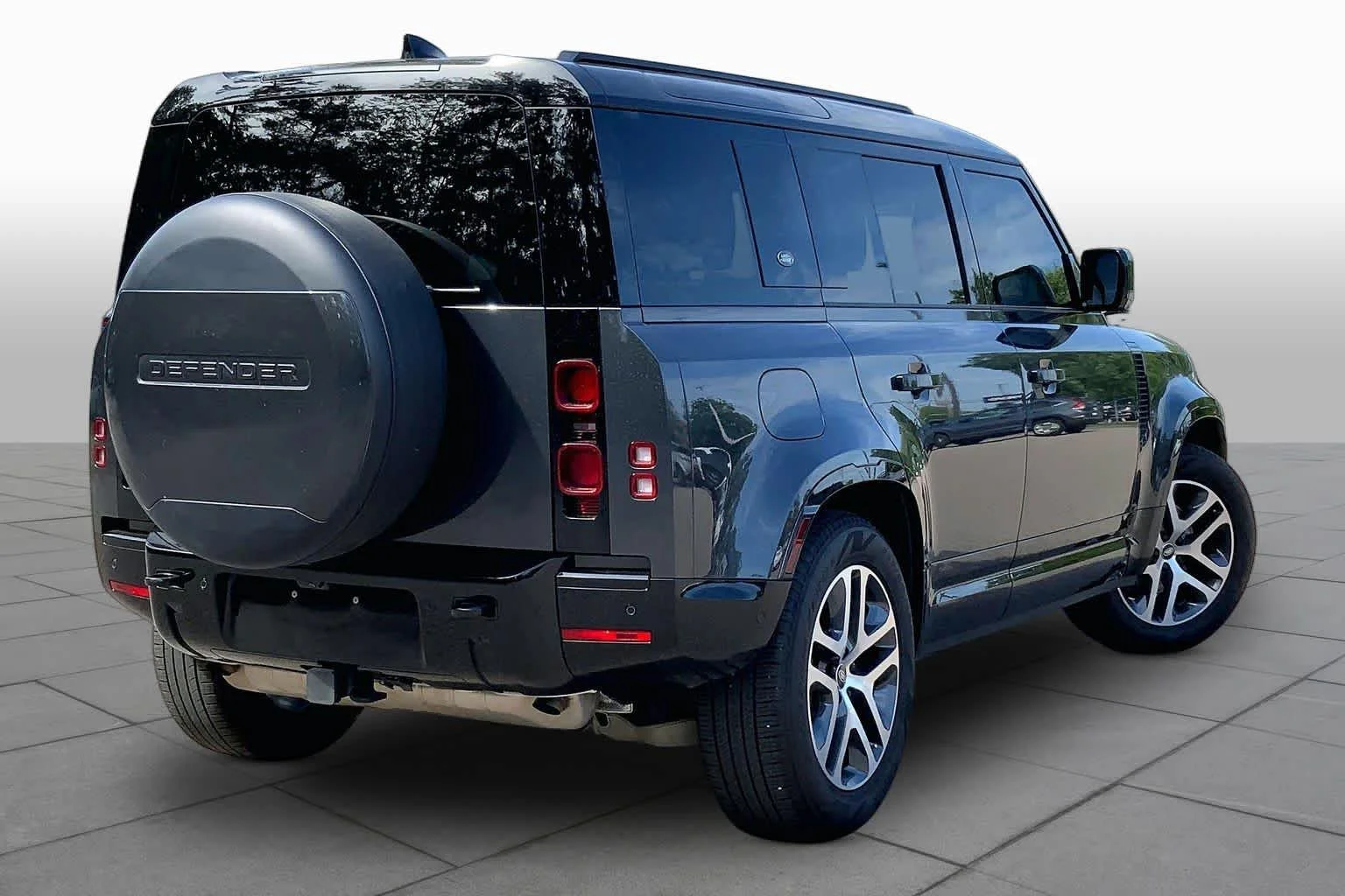 Used 2024 Carpathian Grey Premium Metallic Land Rover X-Dynamic SE image 12