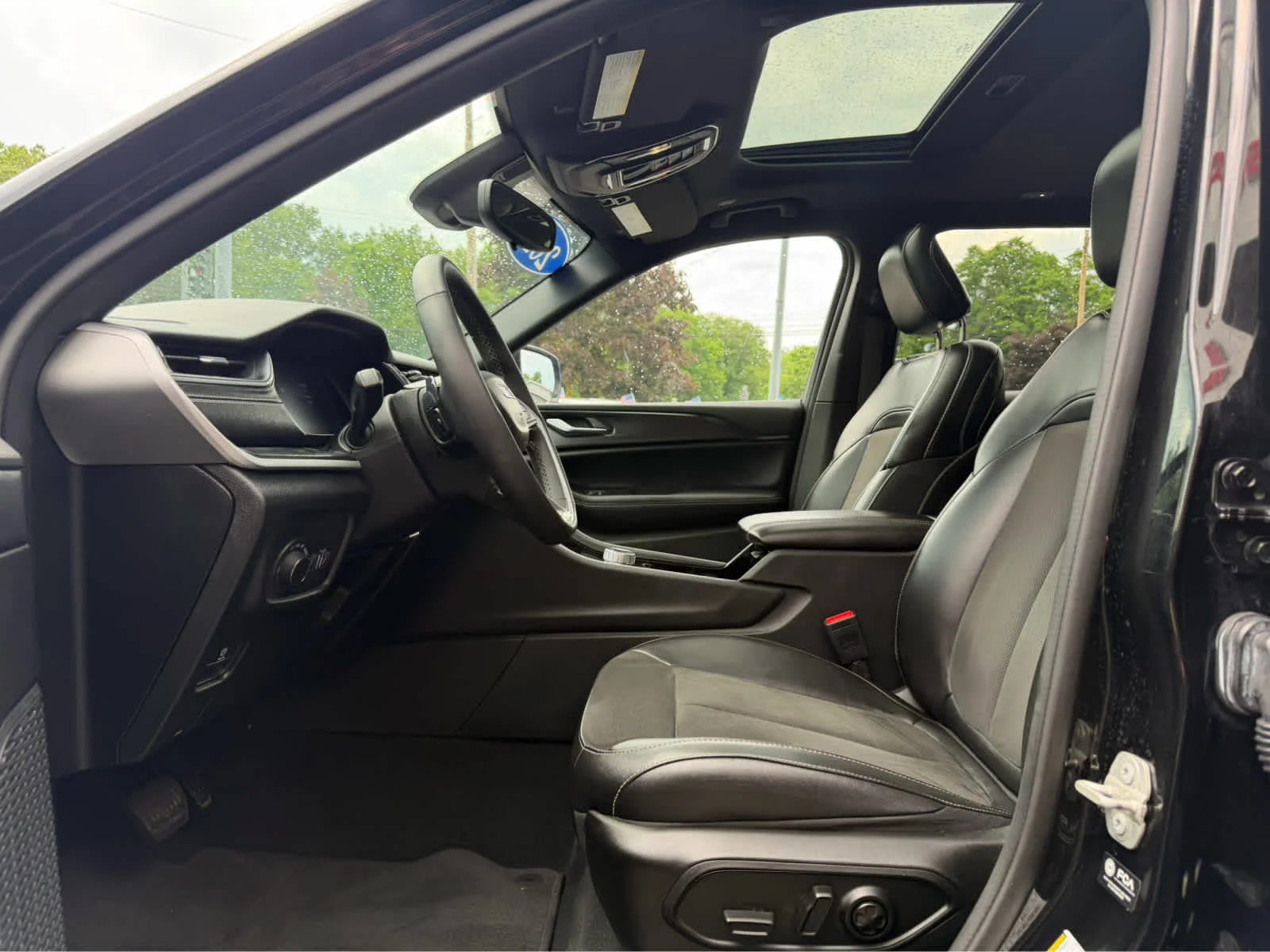 Used 2023 Diamond Black Crystal Pearlcoat Jeep Altitude image 10