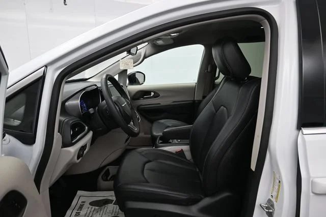 Used 2024 Bright White Clea Chrysler Hybrid Select image 9