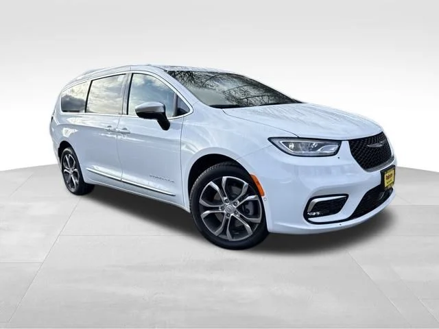 2026 Chrysler Pacifica Pinnacle AWD's photo